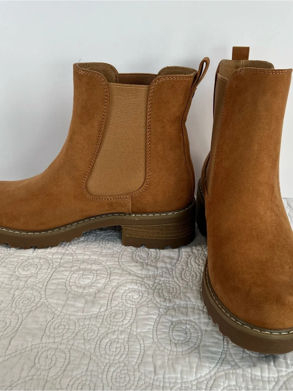 Universal Thread Tan Chelsea Boots Women’s Size 8 Lug Sole Ankle Booties NEW